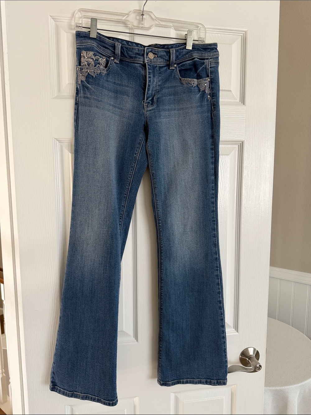 White House Black Market Women’s Blue Embroidered Pocket Bootcut Jeans size 8-S